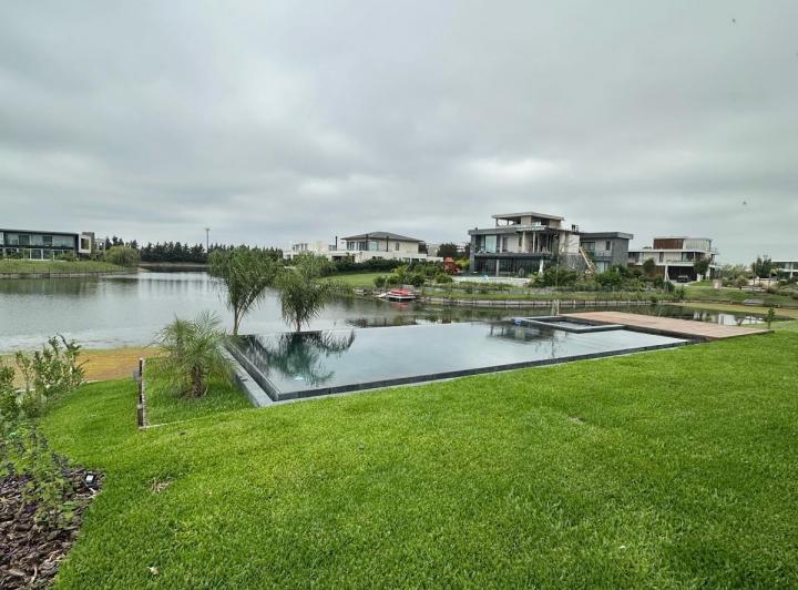 Casa · 432m² · 7 Ambientes · 4 Cocheras