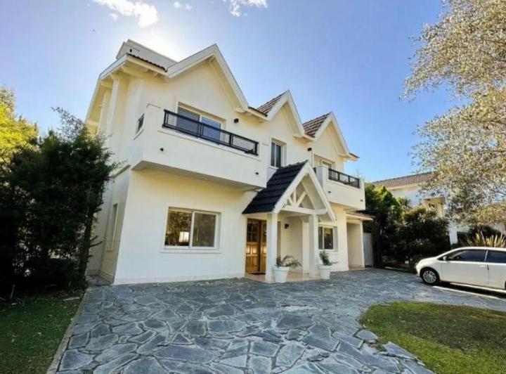 Casa · 255m² · 6 Ambientes · 3 Cocheras