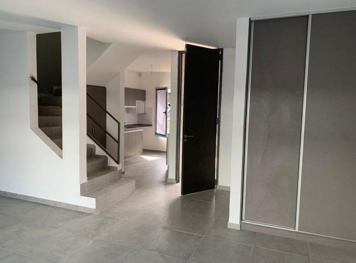 Casa · 122m² · 6 Ambientes · 2 Cocheras