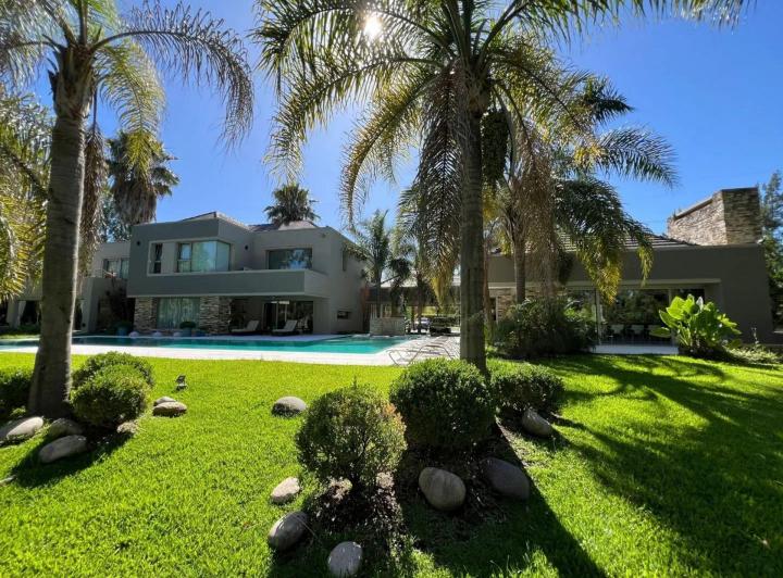 Casa · 842m² · 7 Ambientes · 1 Cochera