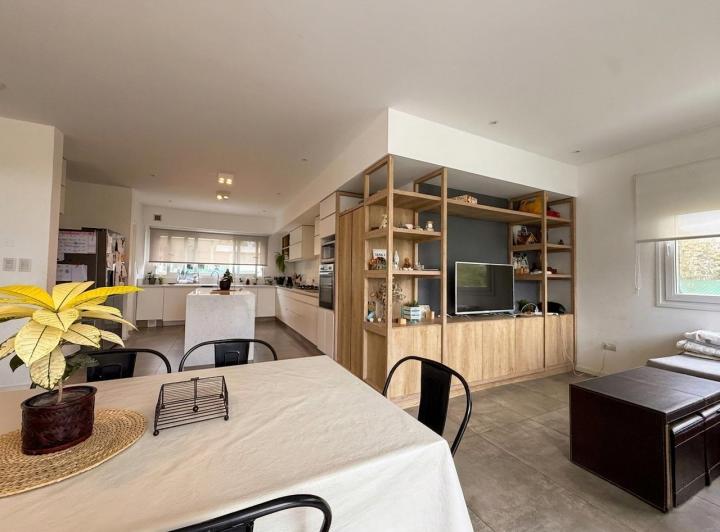 Casa · 350m² · 5 Ambientes · 2 Cocheras