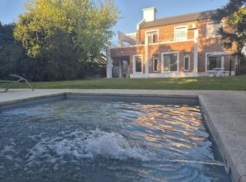 Casa · 190m² · 3 Dormitorios · 1 Cochera · Casa en Alquiler Anual en Lote Central en Santa Bárbara