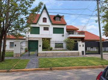 Casa · 227m² · 7 Ambientes · 1 Cochera · Venta Casa - 3 Pisos - Jardin - Quincho - Parrilla - Pileta