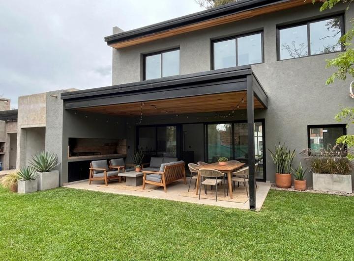 Casa · 160m² · 5 Ambientes · 2 Cocheras