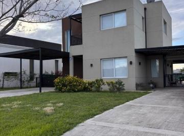 Casa · 151m² · 4 Ambientes · 5 Cocheras · Alquiler Casa en San Ramon, Pilar del Este