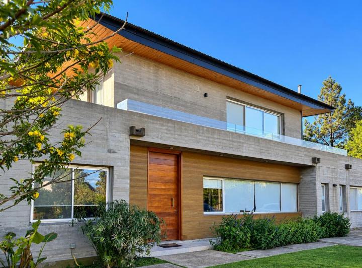 Casa · 290m² · 7 Ambientes · 1 Cochera