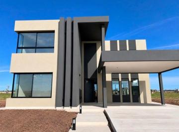 Casa de 6 ambientes, Esteban Echeverría · Casa de 6 Ambientes con Pileta en Saint Thomas Chico
