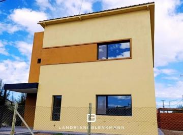 Casa · 149m² · 6 Ambientes · 1 Cochera · Casa en Centenario 3 Dorm.