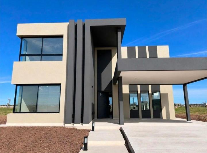 Casa · 310m² · 6 Ambientes · 2 Cocheras