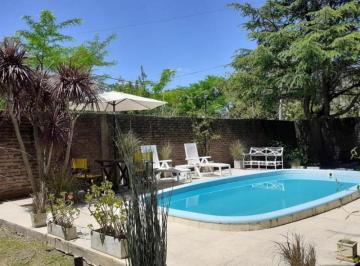 Quinta vacacional · 170m² · 4 Ambientes · 2 Cocheras · Alquiler Temporario Quinta 4 Ambientes en Villars