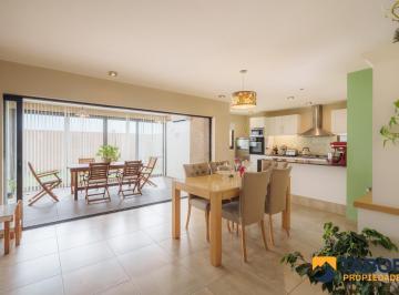 Casa · 248m² · 6 Ambientes · 2 Cocheras · Venta Casa 3 Hab Escritorio | 2 Baños | Patio | Cochera | Docta