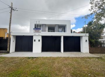 Casa · 90m² · 3 Ambientes · 1 Cochera · Hermosa Casa a Estrenar en 89 Entre 8 y 9