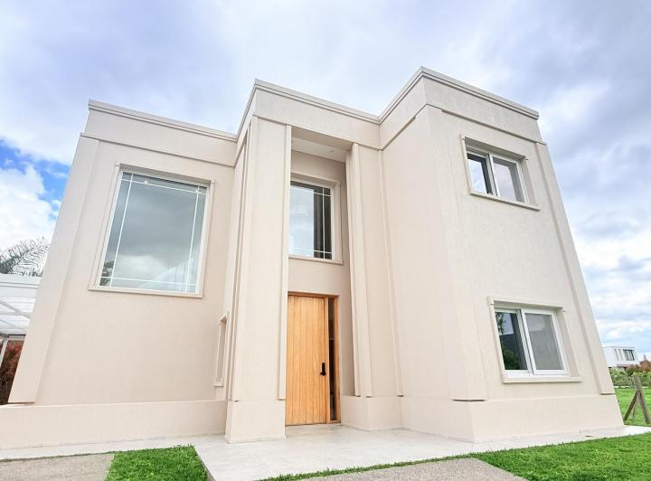 Casa · 267m² · 6 Ambientes · 4 Cocheras