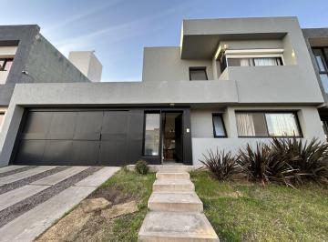 Casa · 144m² · 3 Ambientes · Casa en Venta Miradores de Manantiales 3d 2b - con Dormitorio en Pb!