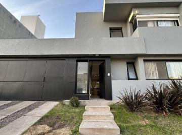 Casa · 144m² · 3 Ambientes · Casa en Venta Miradores de Manantiales 3d 2b - con Dormitorio en Pb!