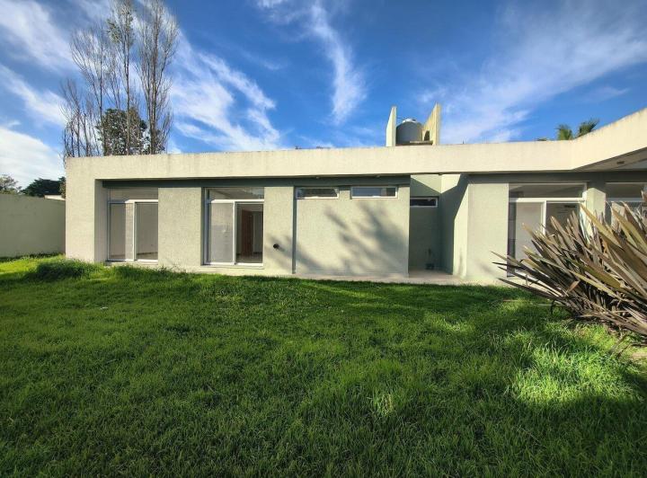 Casa · 100m² · 4 Ambientes · 2 Cocheras