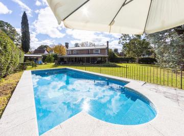 Casa · 199m² · 4 Ambientes · 2 Cocheras · Chalet Tradicional en Acacias Blancas | Lote de 1244 m² con Piscina y Módulo Independiente