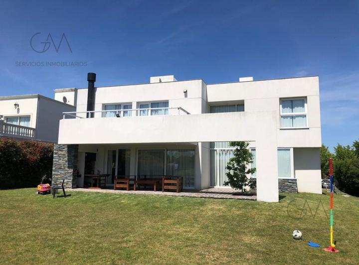 Casa · 285m² · 5 Ambientes · 2 Cocheras
