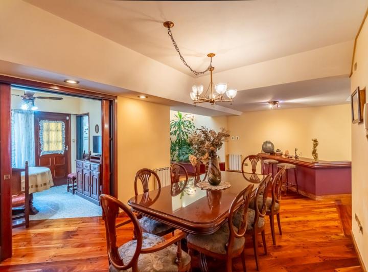 Casa · 300m² · 5 Ambientes · 2 Cocheras