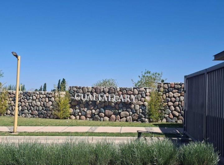 Terreno · 859m²