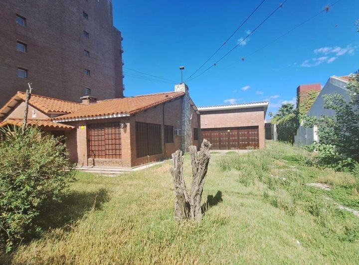 Casa · 617m² · 8 Ambientes · 1 Cochera