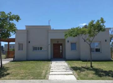 Casa · 120m² · 3 Ambientes · 4 Cocheras · Casa en Alquiler Pilar del Este