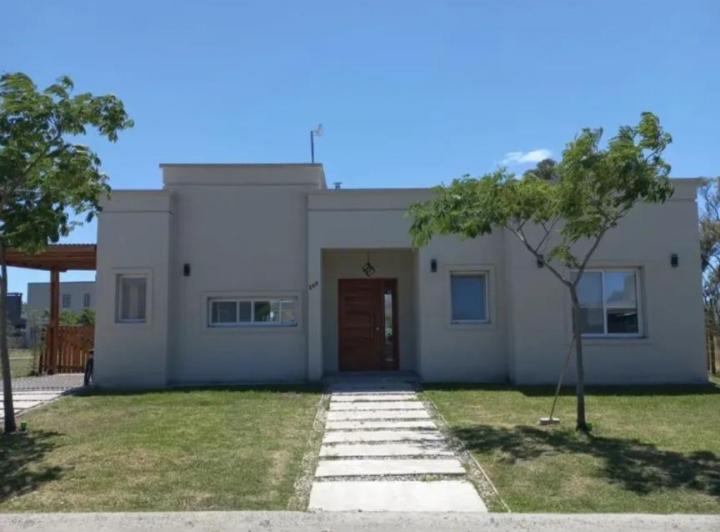 Casa · 120m² · 3 Ambientes · 4 Cocheras