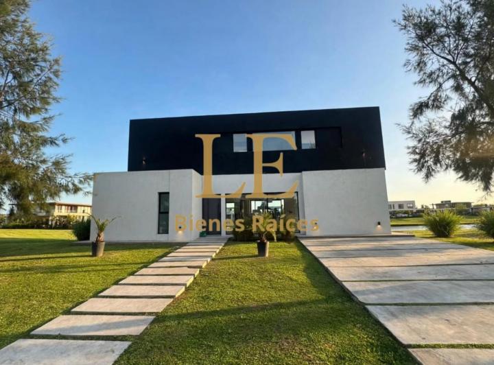 Casa · 260m² · 5 Ambientes · 4 Cocheras