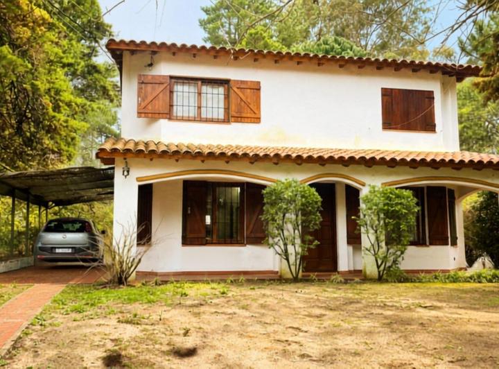 Casa · 194m² · 6 Ambientes · 1 Cochera
