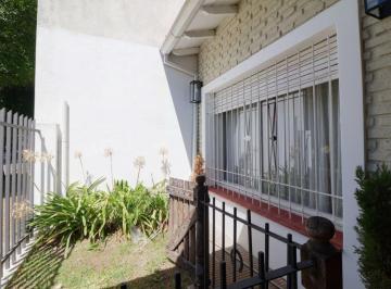 Casa · 72m² · 3 Ambientes · Venta Casa 3amb Jardín Cochera Parrilla Hurlingham