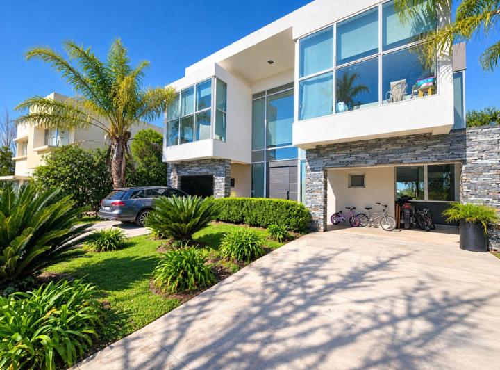 Casa · 240m² · 6 Ambientes · 4 Cocheras