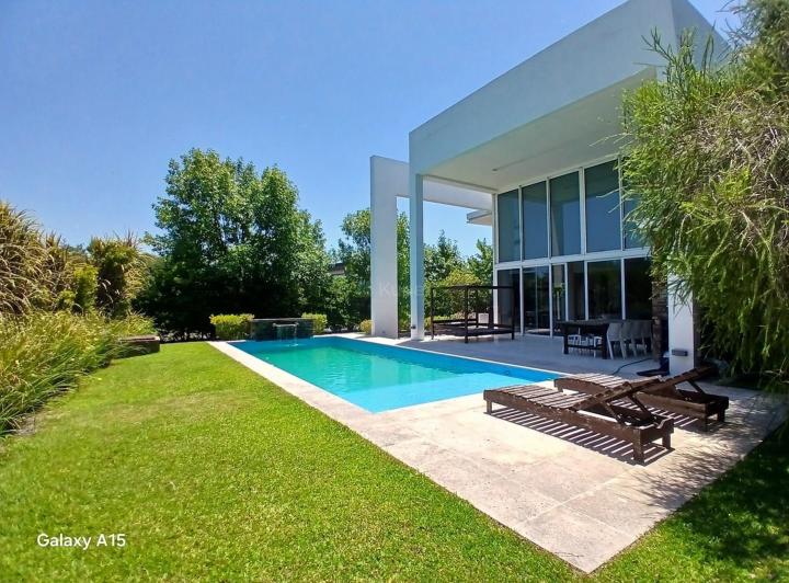 Casa · 380m² · 7 Ambientes · 4 Cocheras