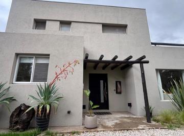 Casa · 172m² · 5 Ambientes · Lindisima Casa en Venta en El Barrio Los Potrillos Fatima