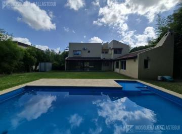 Casa · 220m² · 5 Ambientes · 6 Cocheras · Casa en Alquiler o Venta
