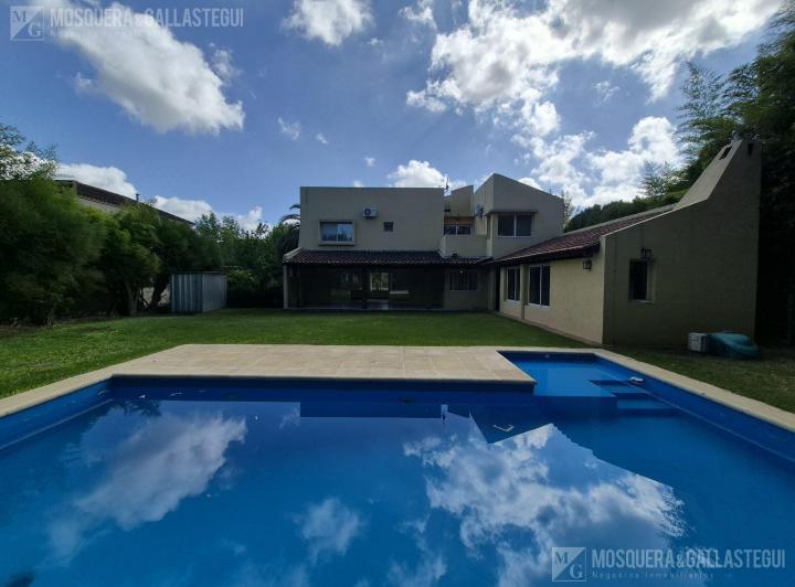 Casa · 220m² · 5 Ambientes · 6 Cocheras