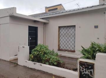 Casa · 70m² · 3 Ambientes · 2 Cocheras · Casa en Alquiler a 500 m de La Estación