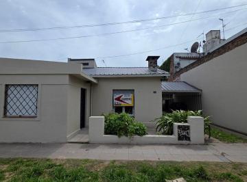 Casa · 70m² · 3 Ambientes · 2 Cocheras · Casa en Alquiler a 500 m de La Estación