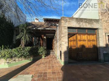 Casa · 185m² · 5 Ambientes · 1 Cochera · Casa de 3 Dorm., Garage y Pileta en El Centro de Mercedes