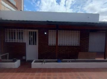 Casa de 5 ambientes, Córdoba · Tres Dorm.. Terraza. Av Vélez Sarsfield!