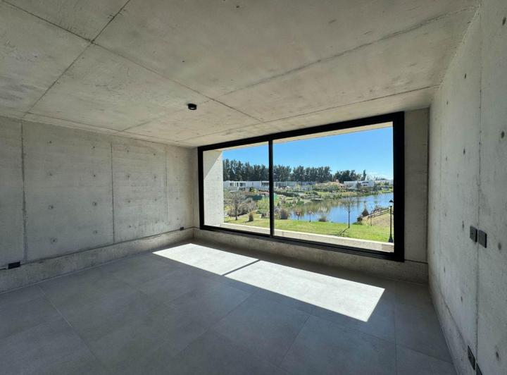 Casa · 277m² · 7 Ambientes · 2 Cocheras