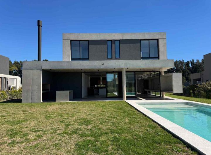 Casa · 277m² · 6 Ambientes · 2 Cocheras