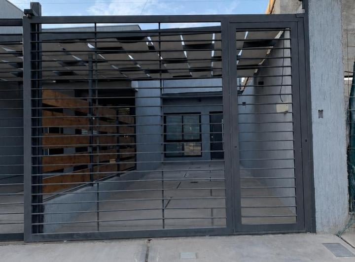 Casa · 100m² · 3 Dormitorios · 2 Cocheras