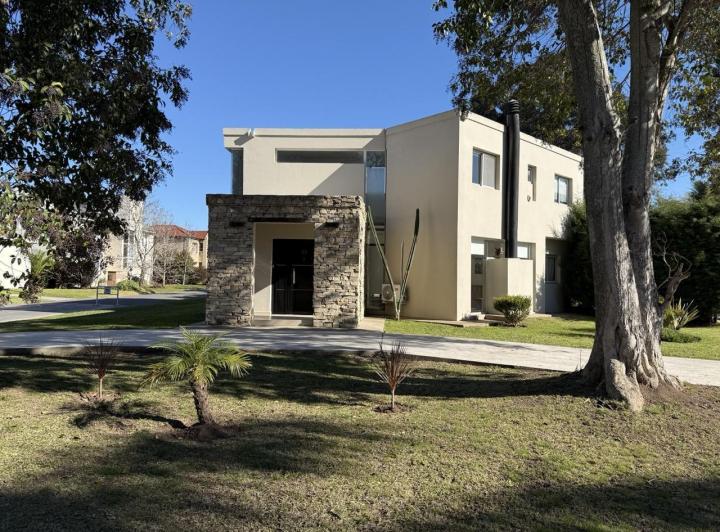 Casa · 300m² · 5 Ambientes · 1 Cochera