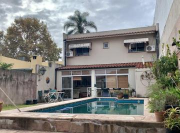 Casa de 5 ambientes, Lomas de Zamora · - Apta Credito - Encantadora Casa de 5 Ambientes con Piscina y Garage