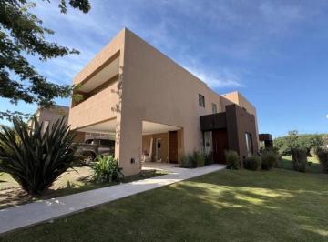 Casa · 400m² · 7 Ambientes · 2 Cocheras · Alquiler Casa en Buenos Aires Golf