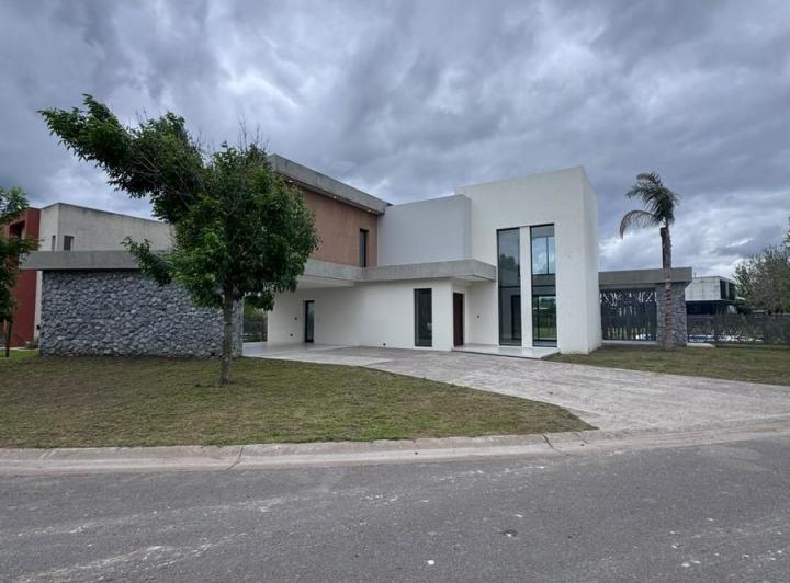 Casa · 334m² · 7 Ambientes · 1 Cochera