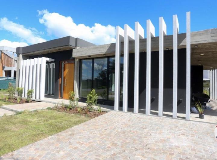 Casa · 260m² · 5 Ambientes · 3 Cocheras