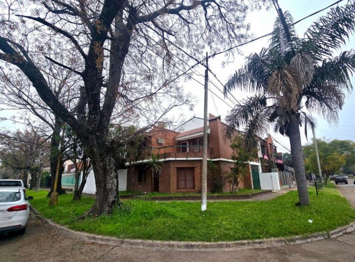 Casa · 150m² · 9 Ambientes · 2 Cocheras