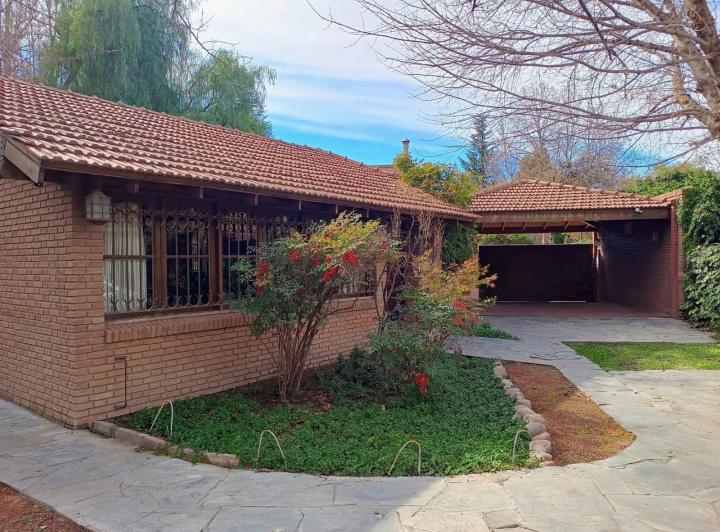 Casa · 300m² · 9 Ambientes · 4 Cocheras