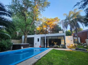 Casa · 130m² · 4 Ambientes · 2 Cocheras · Casa en Alquiler Barrio El Carmencito Enero 2027